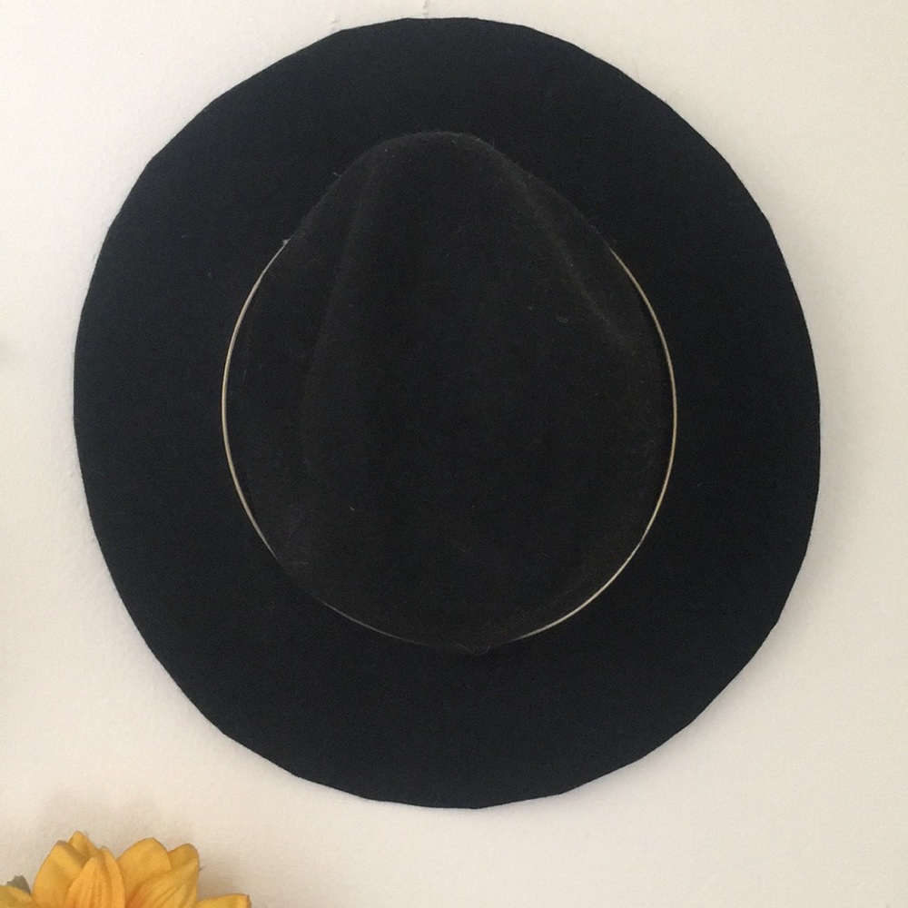 BLACK FELT HAT